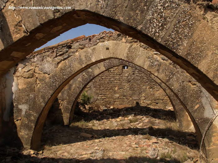 INTERIOR DEL TEMPLO HACIA LOS PIES